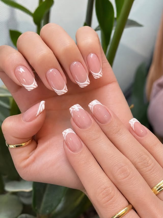 Elegante French manicure met witte swirl tips