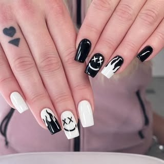 Dramatische zwart-witte nail art